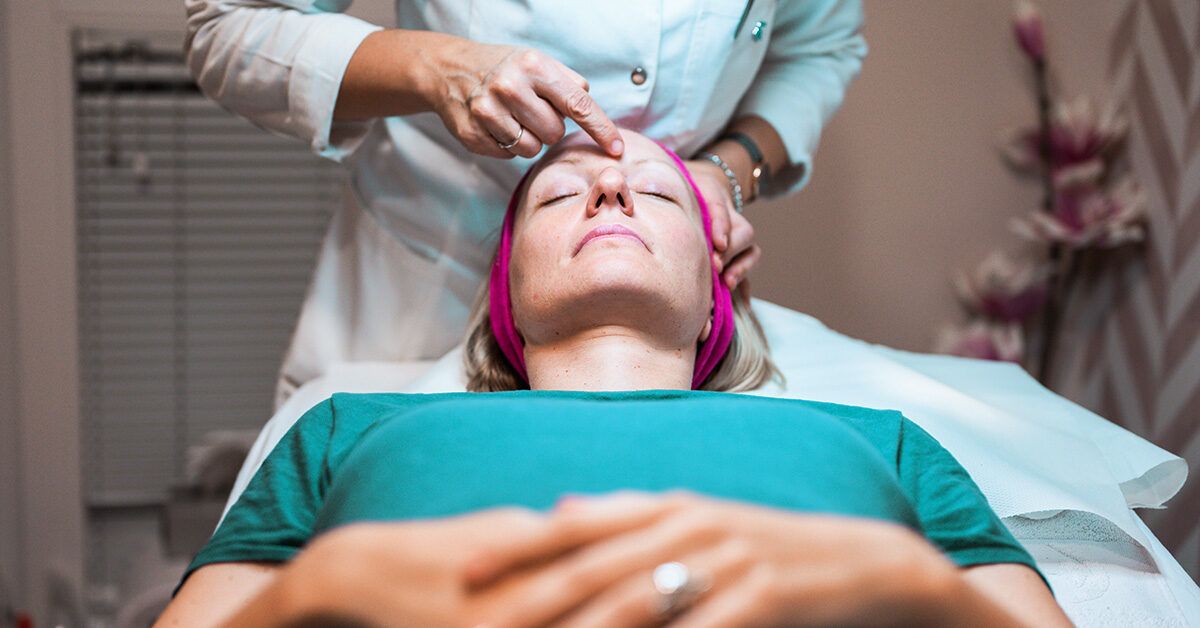 What’s the Difference Between an Esthetician and a Dermatologist?